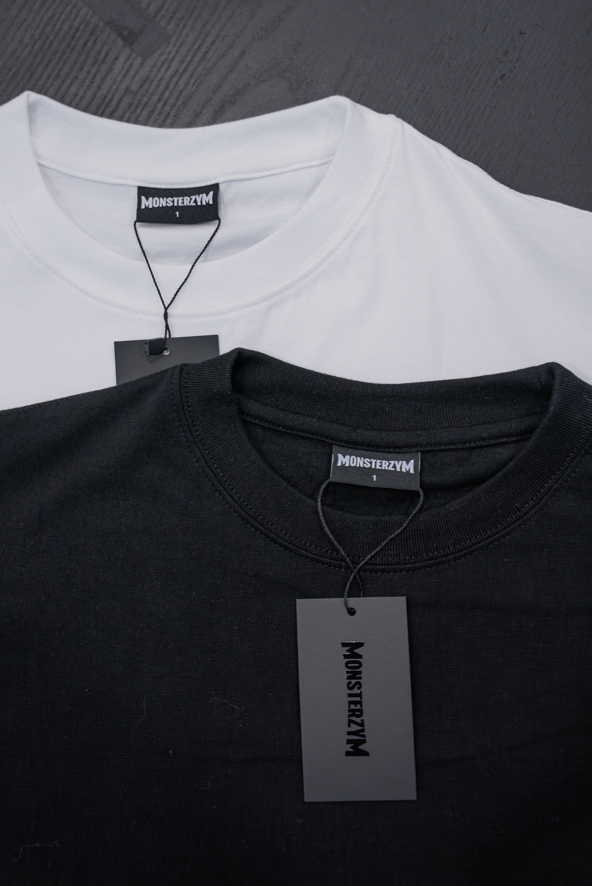 블랙 앤 화이트 착용 컷